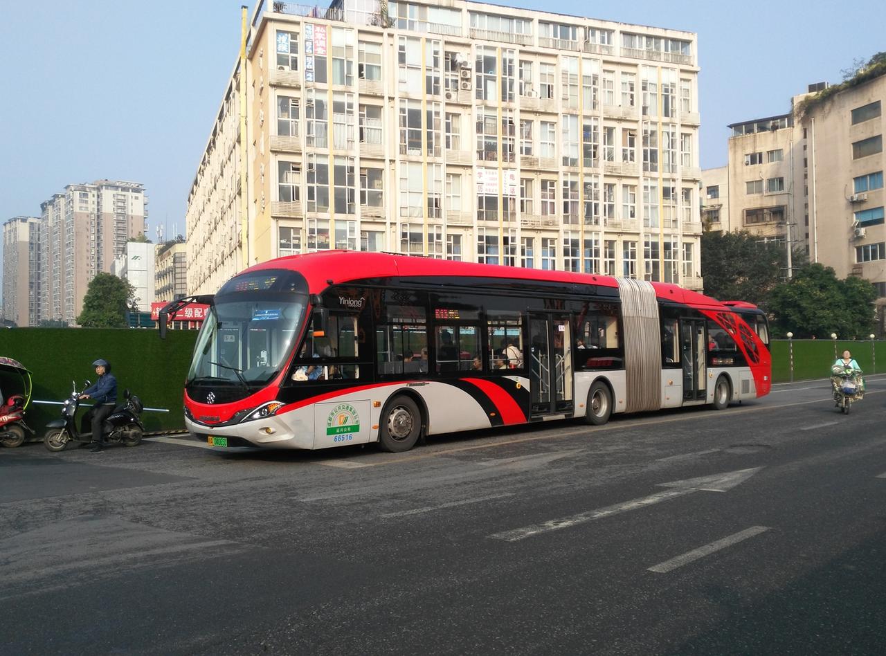 2019年在成都街头拍到的银隆18米铰接式公交车，这款车在其它一些城市也有，比如