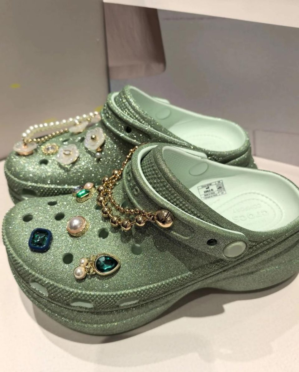 crocs实体店被曝售假授权门店曝出售假风波，对品牌影响着实不小消费者心中专柜正
