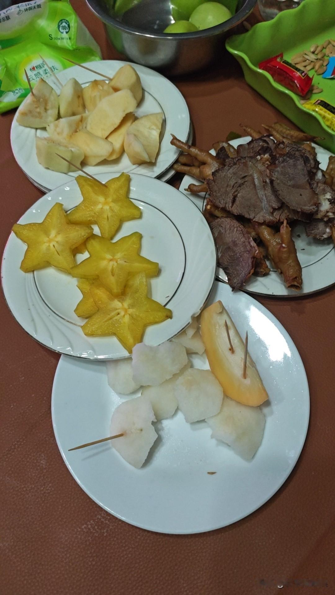 看着春晚，吃着水果零食，也算是一种幸福吧
希望明年家人健康，幸福美满