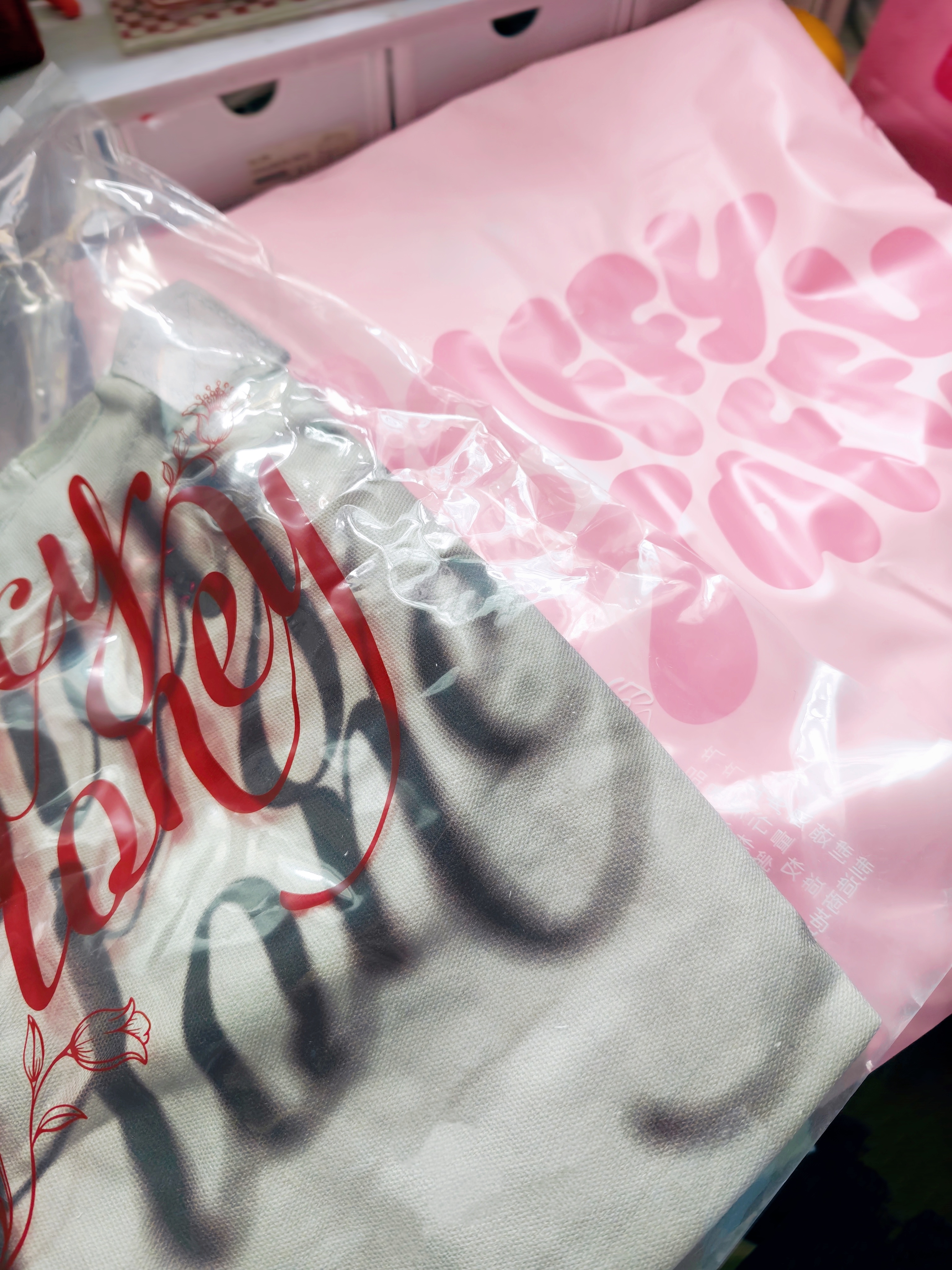 虽然只发了两件物品，但是是最实用的外套和包，其他的等多久都无所谓了哈哈，这个外套