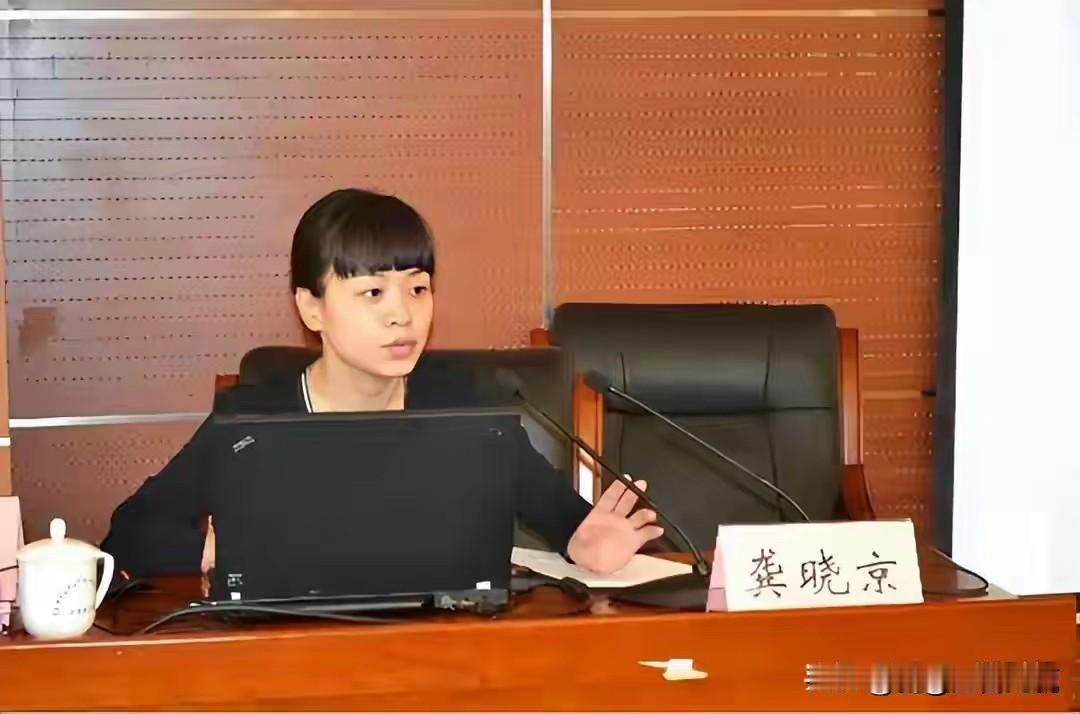 曾经东哥生命中最重要的两个女人！
 
先说庄佳，京东黄埔一期管培生，一路做到小家