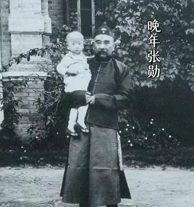 1881年，27岁张勋如愿娶了14岁曹琴，洞房花烛夜，张勋一把搂住曹琴说：“你和