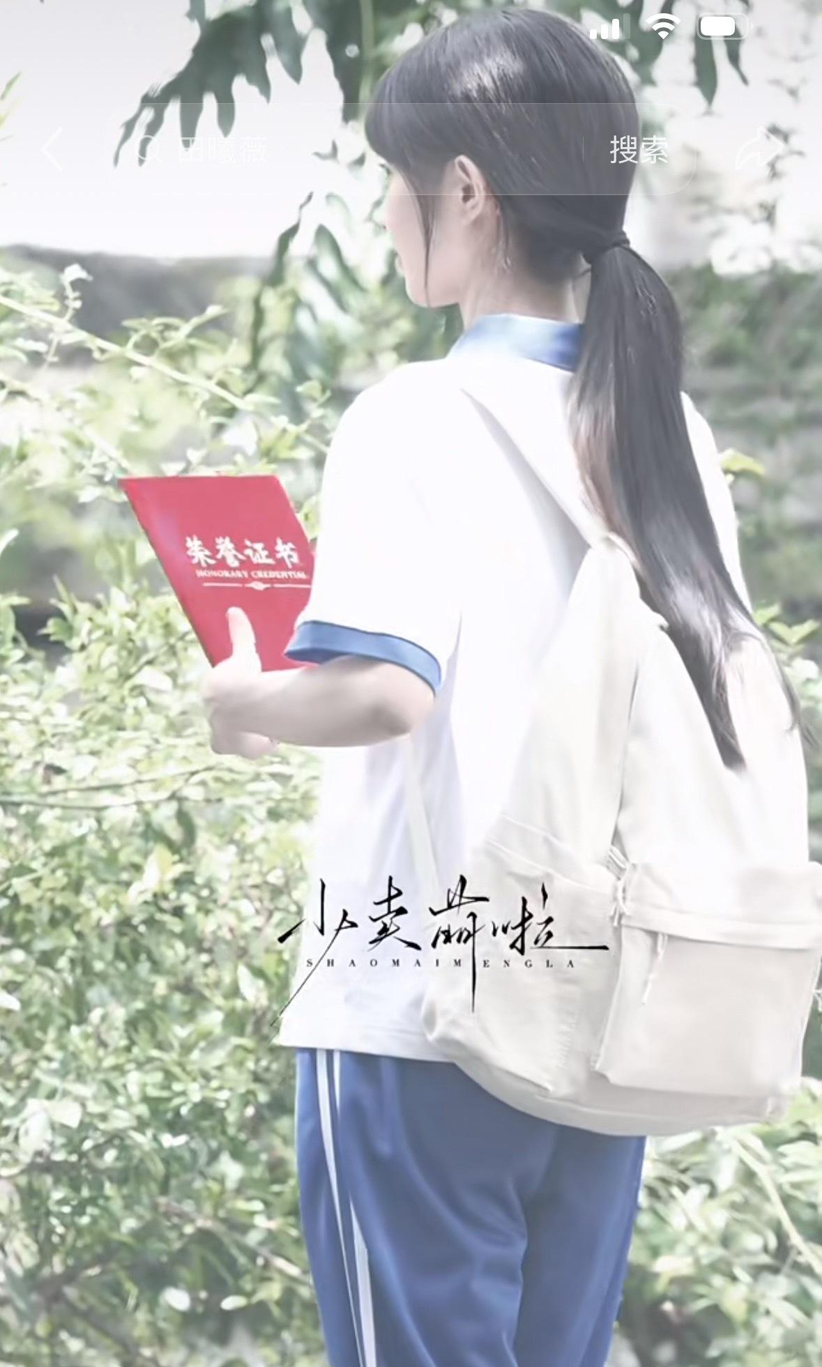 拿着荣誉证书 