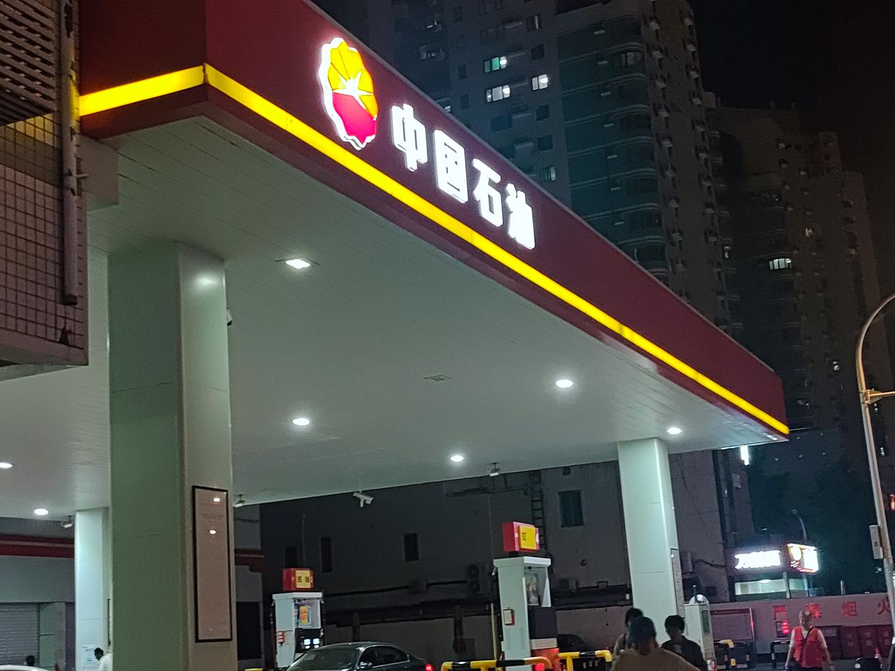 突然想起一个问题：
要是车主加了油
没给钱就跑了
加油站怎么办