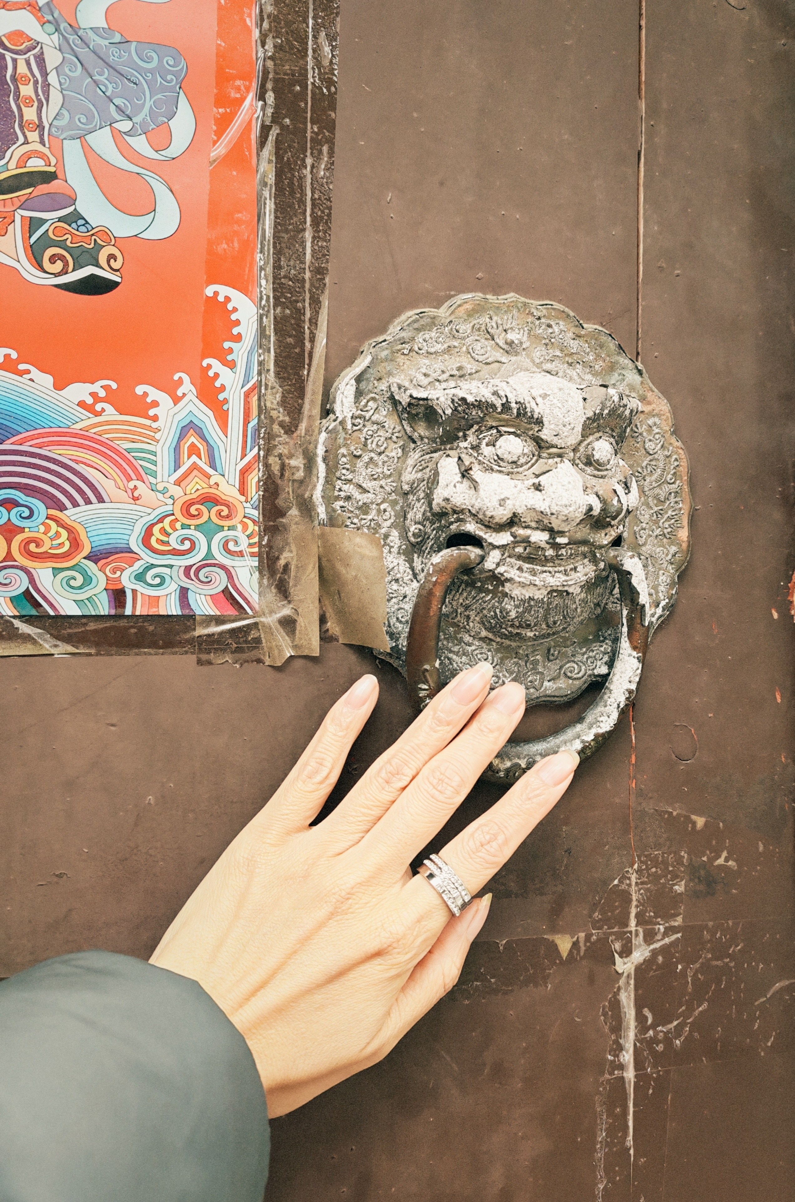 博君一肖 我居然发现我有一枚类似款式的食指戒指💍just类似戴上，逛胡同去！手