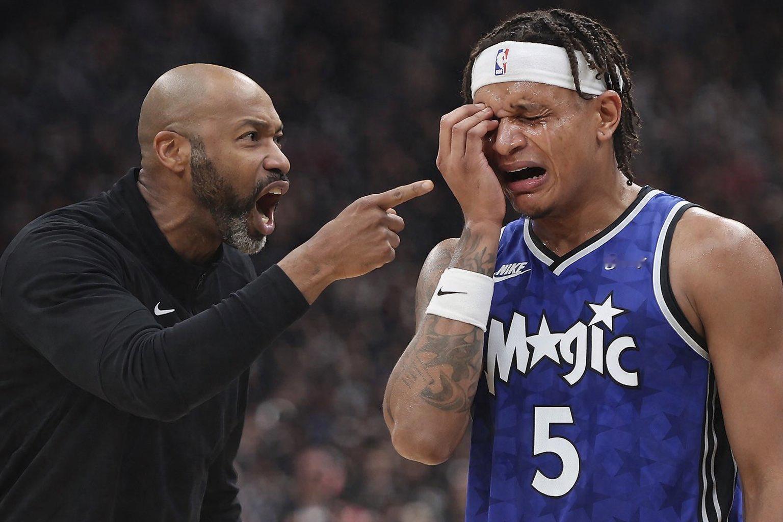 上赛季季后赛因为凯尔特人防守策略加上状态不错，班凯罗系列赛怒砍29+8+4，三分