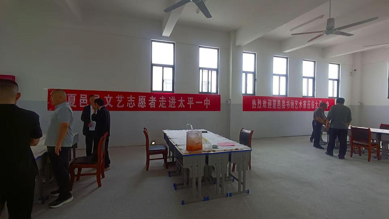 夏邑县文艺志愿者走进太平一中。