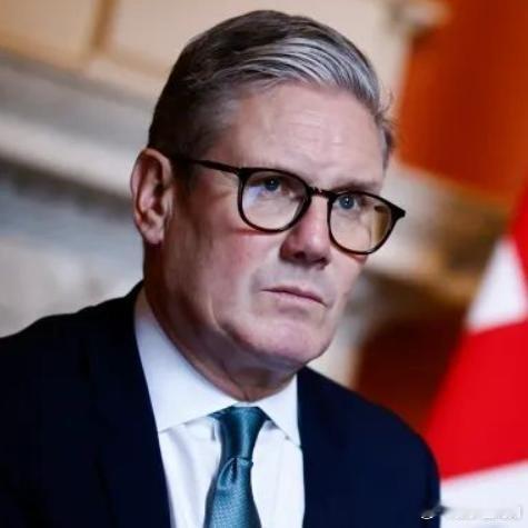 《英国首相斯塔默突然不装了，直接给全世界扔了个重磅炸弹，他承认中国是和美国、欧盟