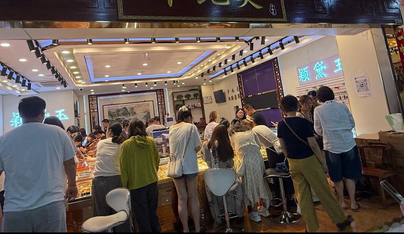 金价大跌消费者涌入柜台永远记住，只要黄金不是唯一货币，那么它的价值取决于民众，偶