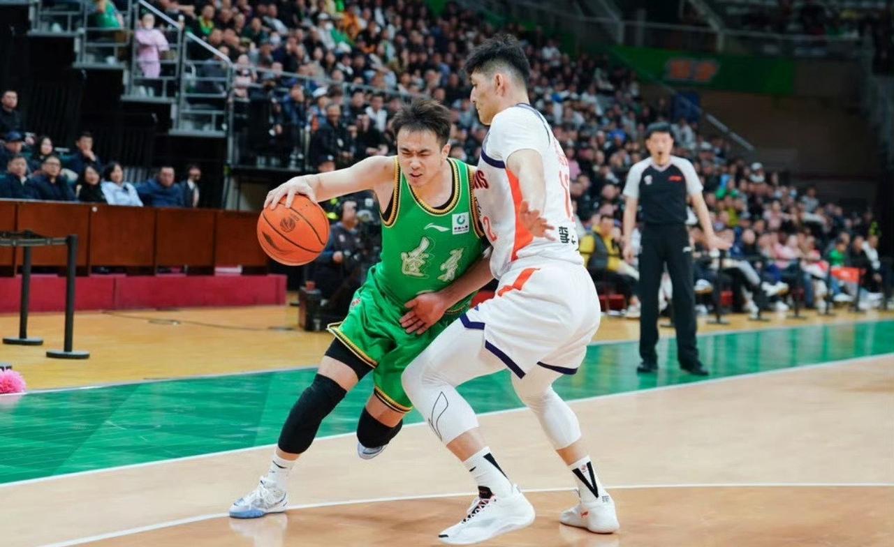 辽宁男篮太牛了！
在CBA常规赛上，占据主场优势，以97-86战胜广州男篮。并拿