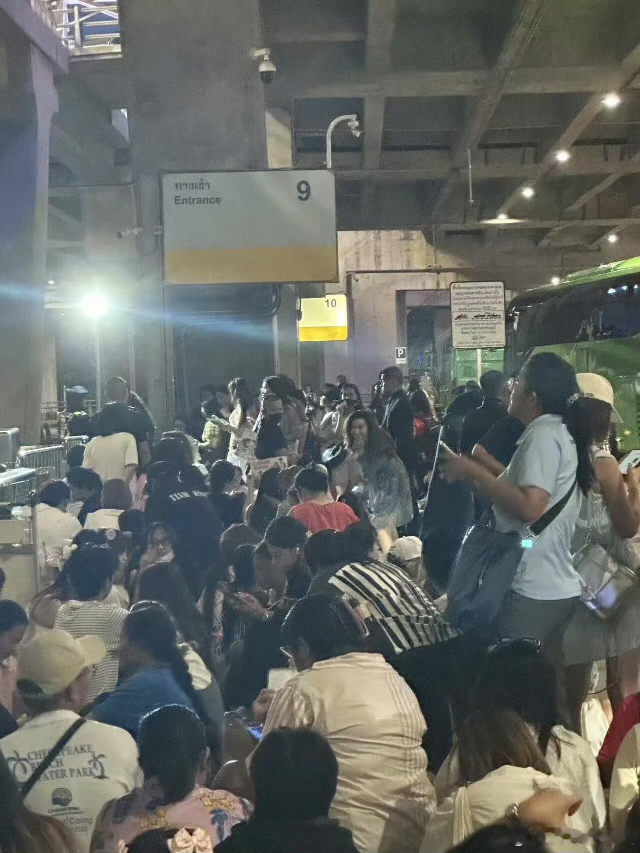 在泰国已经有这么多粉丝在等着接机两人了，一眼望不到头，展轩和刘轩丞真是从下午营业