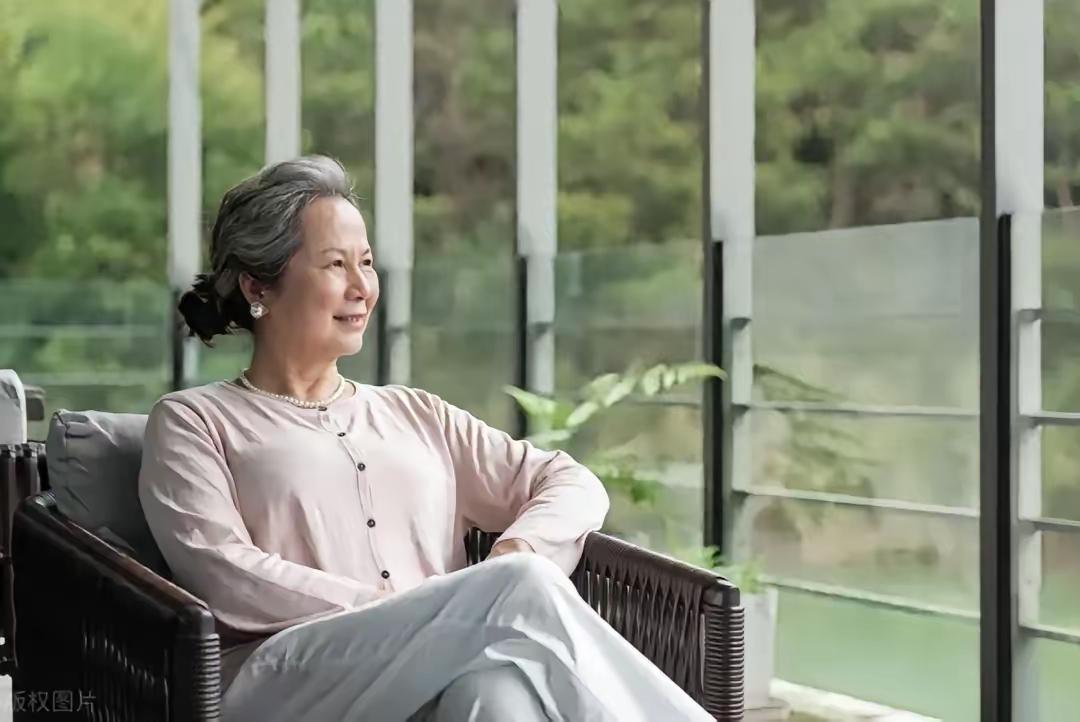 76岁秦阿姨生病住院，不让两个儿媳伺候，让两个儿子请护工照顾

在这个快节奏、变