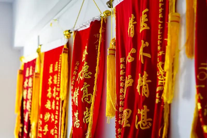 儿子车祸重伤父母以为诈骗未到场 医院破例签字救回少年一条命。近日，小丁和爸爸妈妈