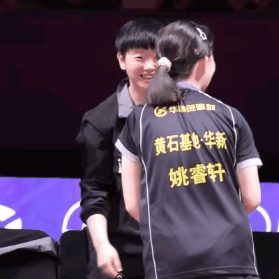 莎莎也有紧张的时候！
今天小师妹姚瑞萱3:1胜了小蘑菇，
在去和教练握手的时候，