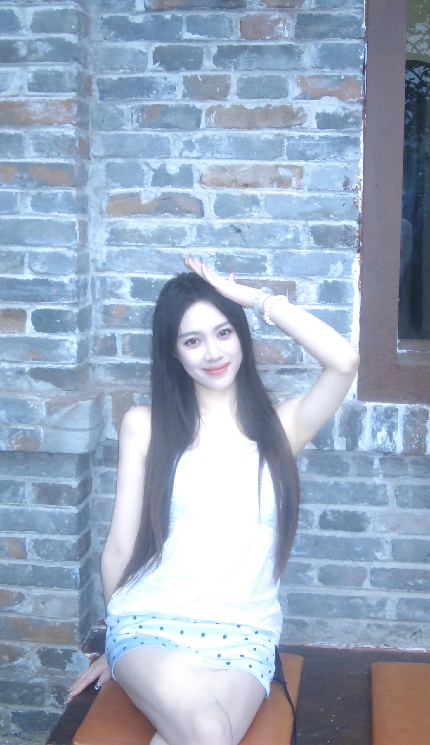 在你最爱的巷弄 我牵着你的笑容。