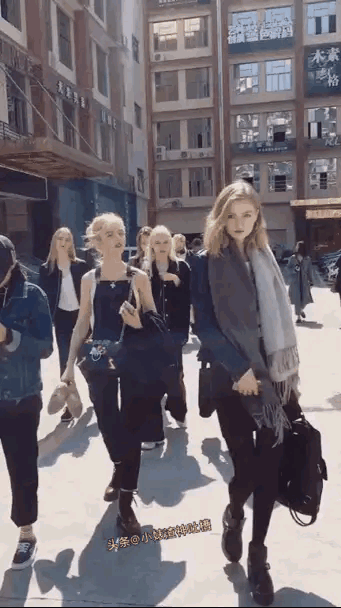 这些女孩的身材都是如此的苗条，颜值又都是如此之高，气质又是如此之好，浑身散发着青