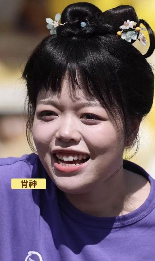 感觉厚本长得越来越像鲁斯了，完全双胞胎姐妹来的