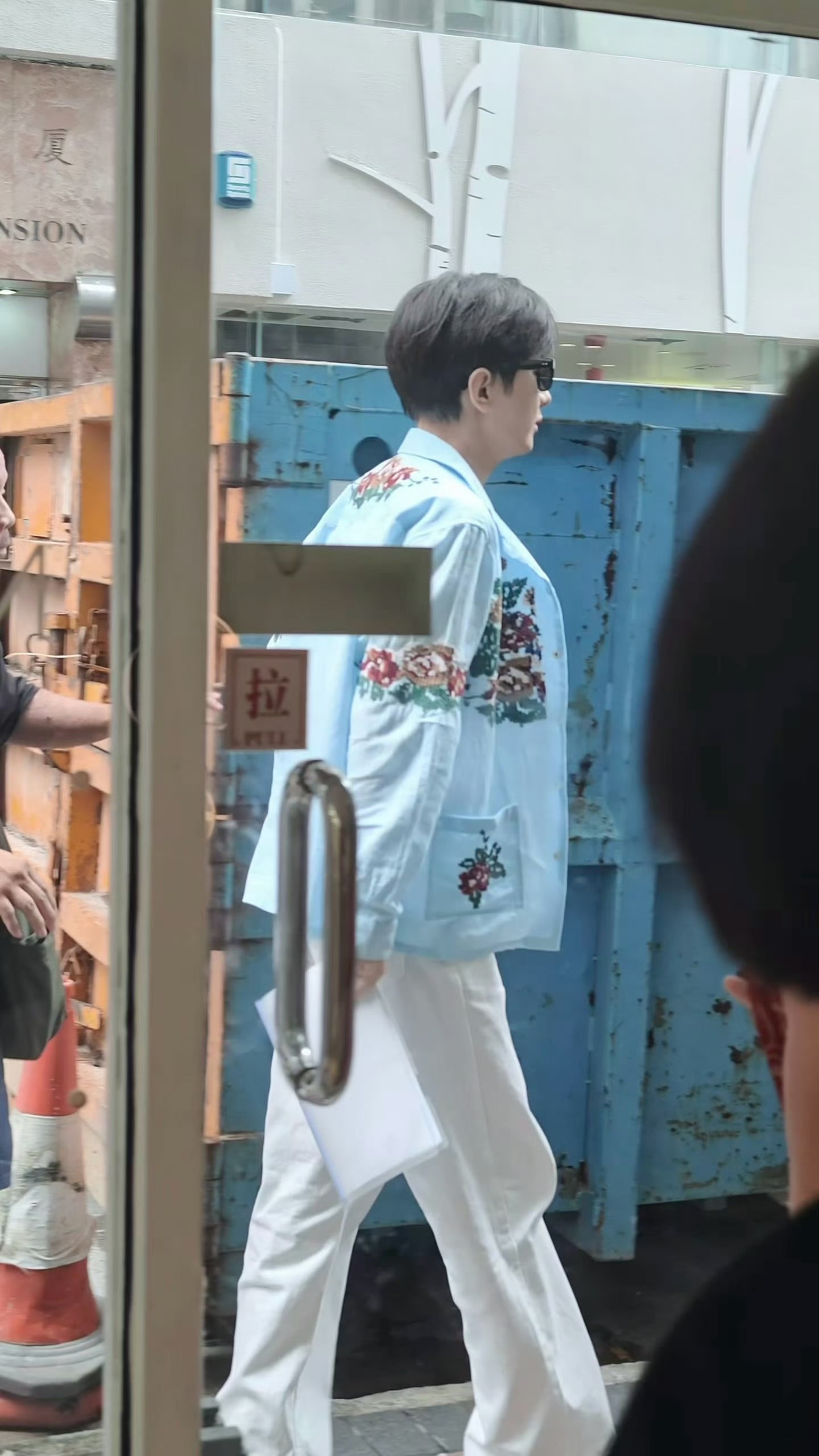 成毅带动香港旅游经济cy成毅林彦廷成毅，君入吾眼眸，恰似星子落凡尘，吾心似披春风