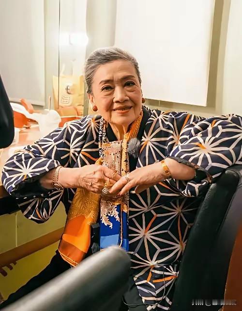 今年已88岁的著名歌唱家朱逢博。
上世纪七、八十年代，她与李谷一是歌坛的顶流。