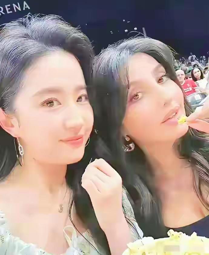 40岁的刘亦菲，鬓角白发清晰可见，她既不染也不遮。在人人都追求“少女感”和“冻龄