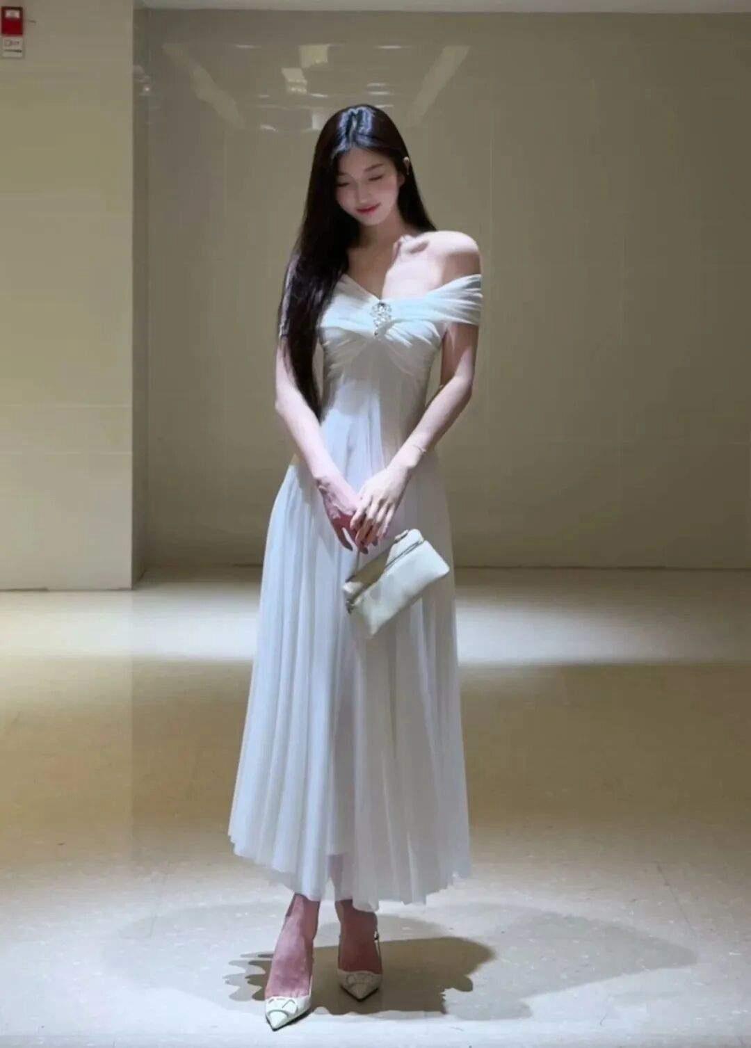 优雅白裙，气质女神，闪耀夜晚