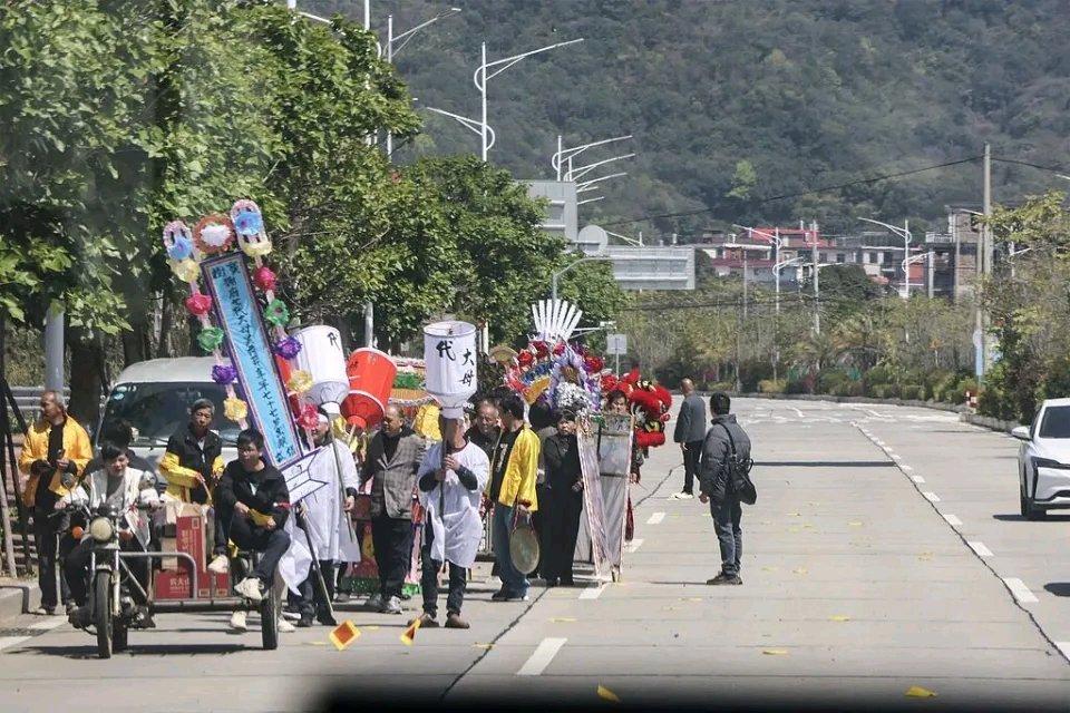 “抬棺送葬”公职人员被处理，乡土人情里没输家此前，一则“抬棺送葬公职人员被处理”