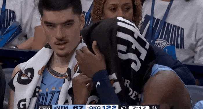 04月21日，NBA季后赛G1雷霆对阵灰熊的比赛正在进行当中。
在第四节的比赛里