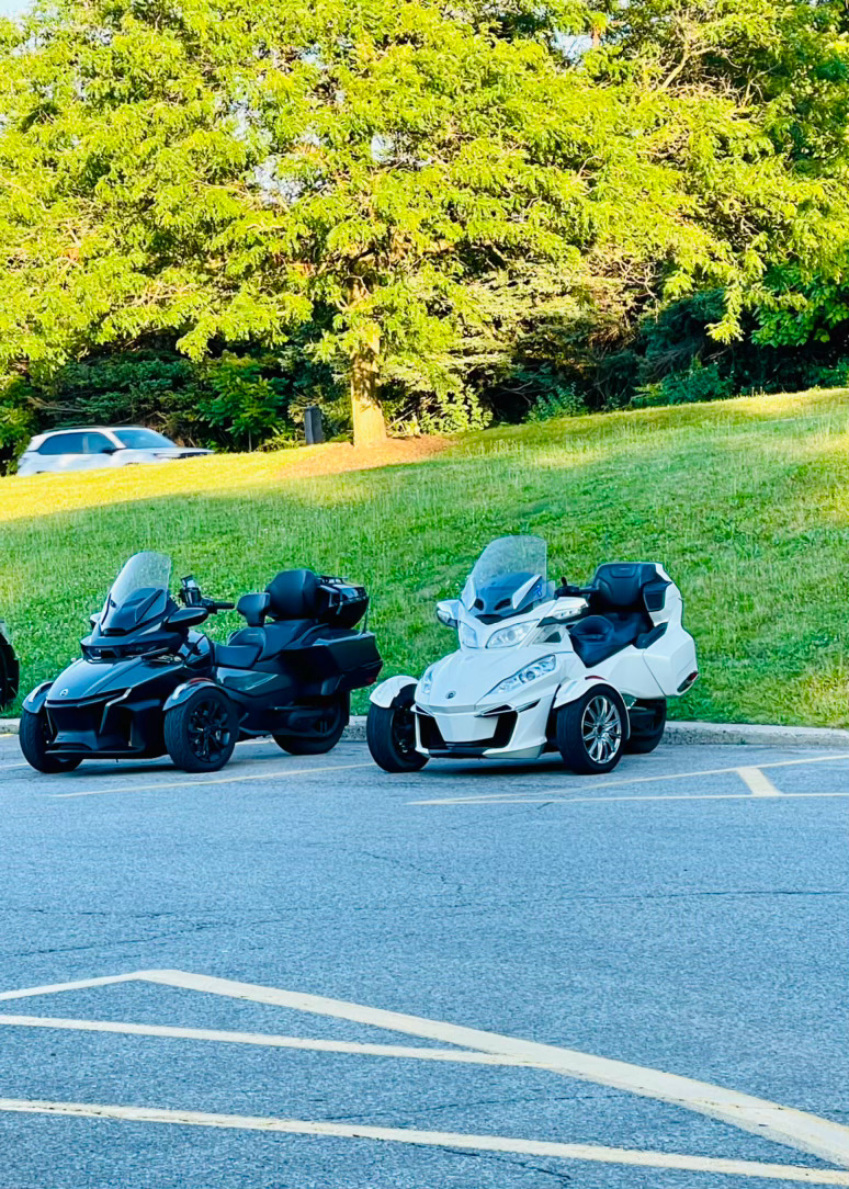 在plaza的parking lot，看到了这一黑一白的两辆车，很别致很cute