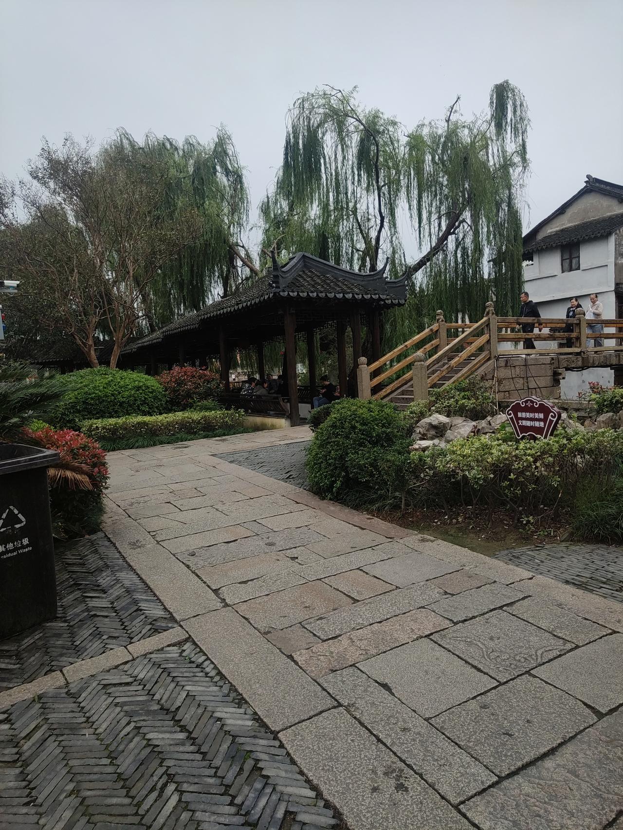 你有没有想过，我们比自己以为的更脆弱，也更坚强？
莫泊桑说过一句话：有时候，一句