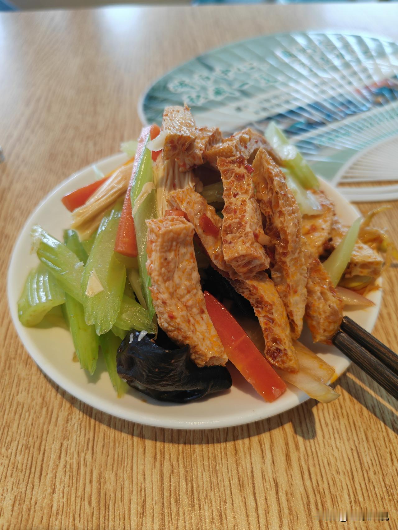 昨天回族朋友没有来，我一个人又去了秦天下油泼面馆，这次感觉与上一次又不一样。
 