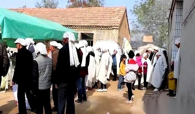 我一直觉得最魔幻的一件事就是，亲人走了，你悲伤得站都站不稳，那边却有人拿着计算器