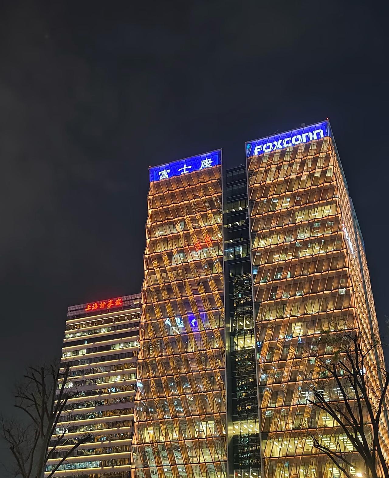 我一直以为富士康是个厂，喵的，修这么好。5A甲级写字楼，外观酷炫，内部设施先进，