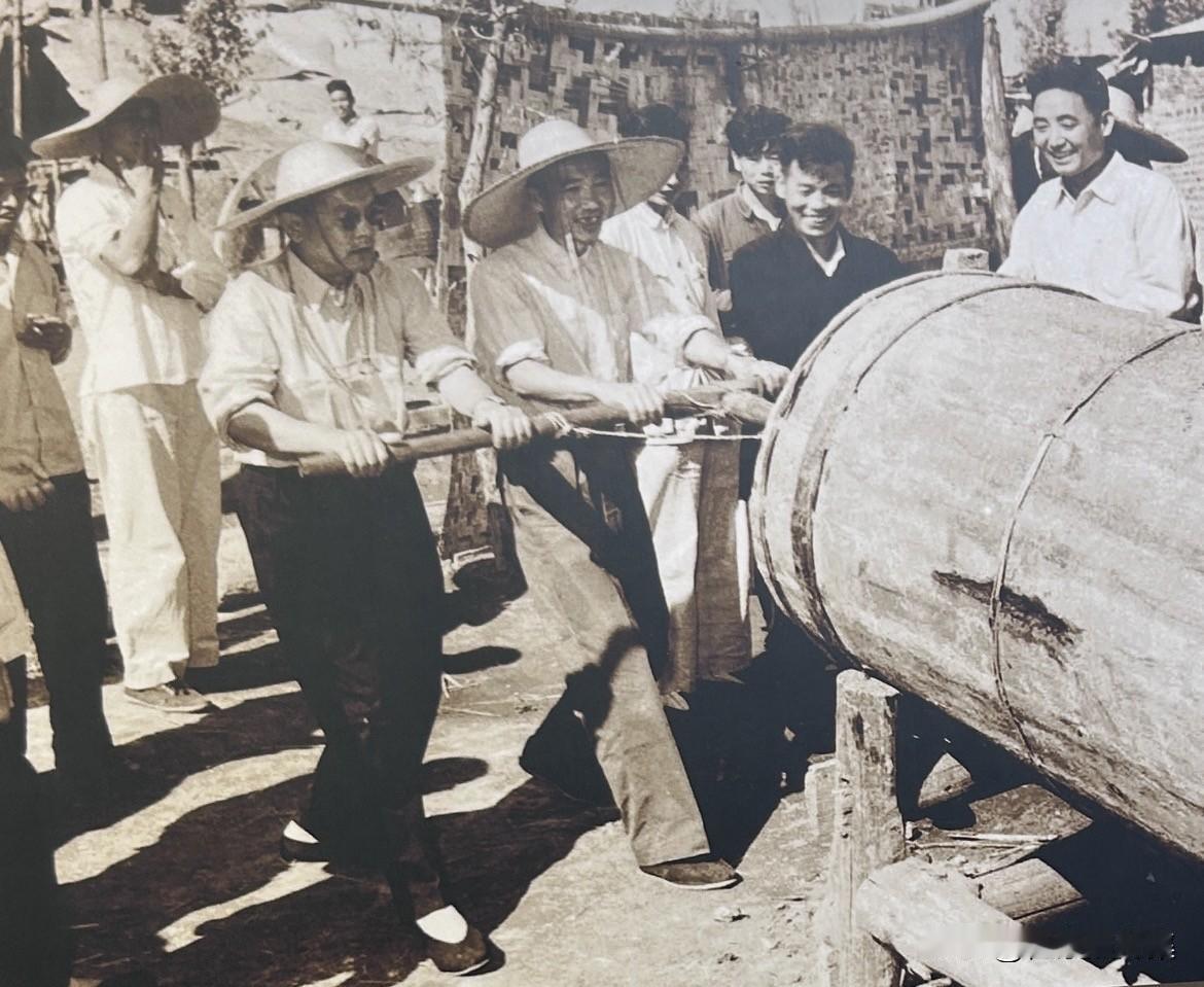 1958年9月，时任国务院副总理兼财政部长的李先念，与时任湖北省委第一书记的王任