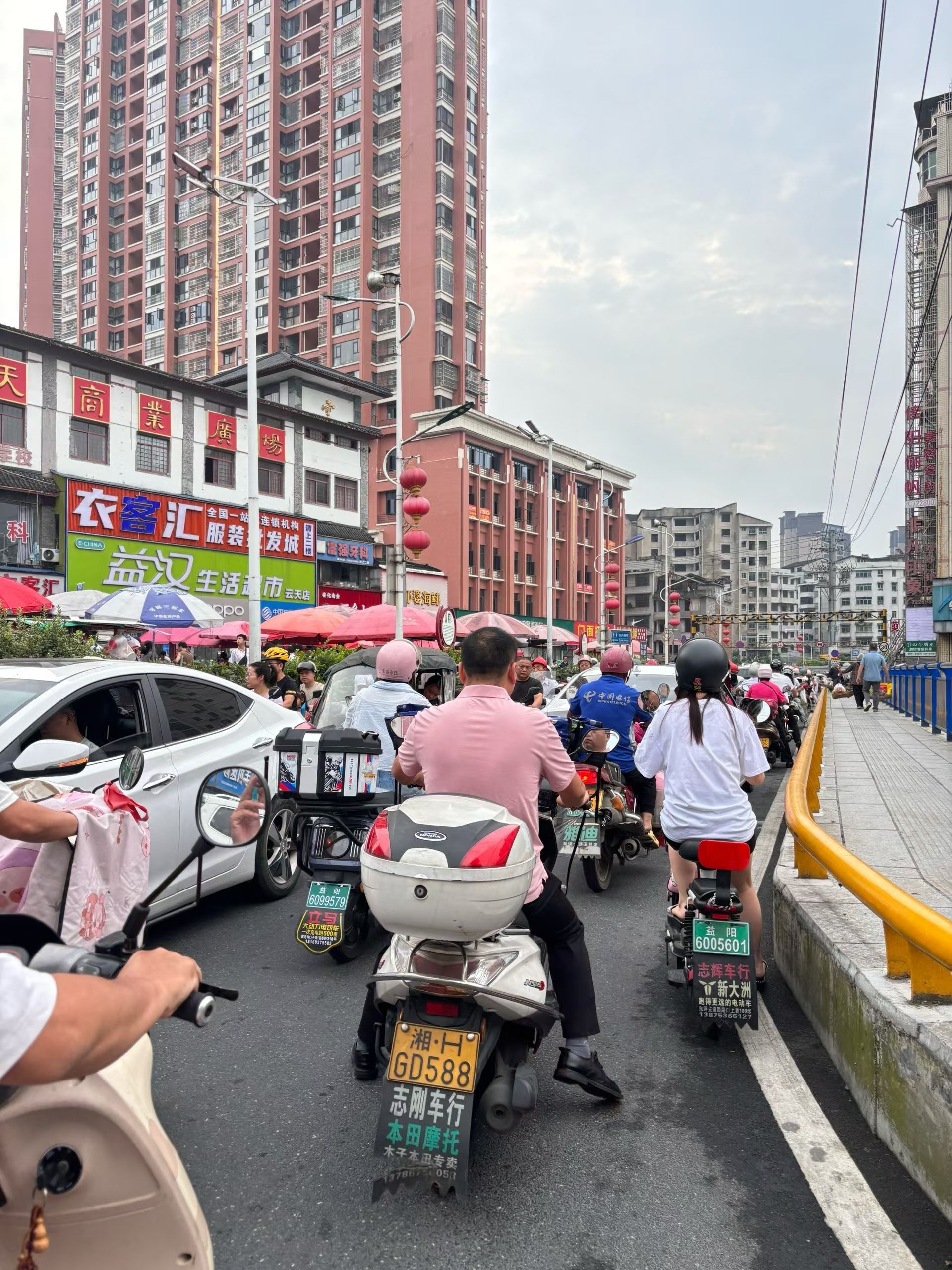 修好宽阔的人行道，不少家长仍带着孩子穿梭车流、快步抢行，每日途经都暗自捏一把汗。