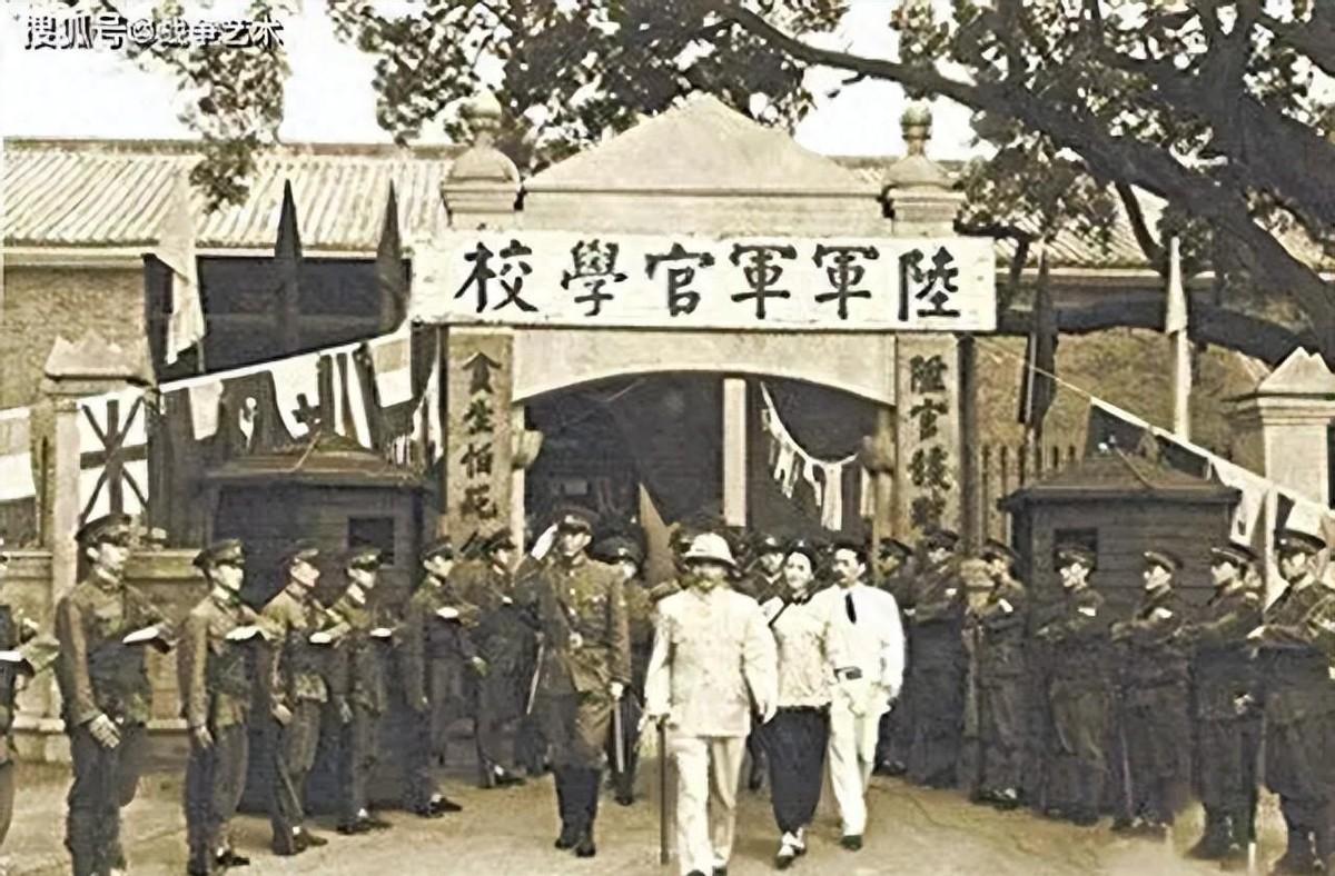 秋收起义部队军事主官虽是黄埔军校科班出身，但实际作战能力却不如毛主席，原因是什么