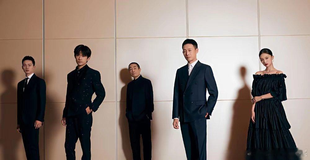 张艺谋新片网传阵容出来了，肖战、倪妮、雷佳音、易烊千玺全在名单上，网友直接喊内娱