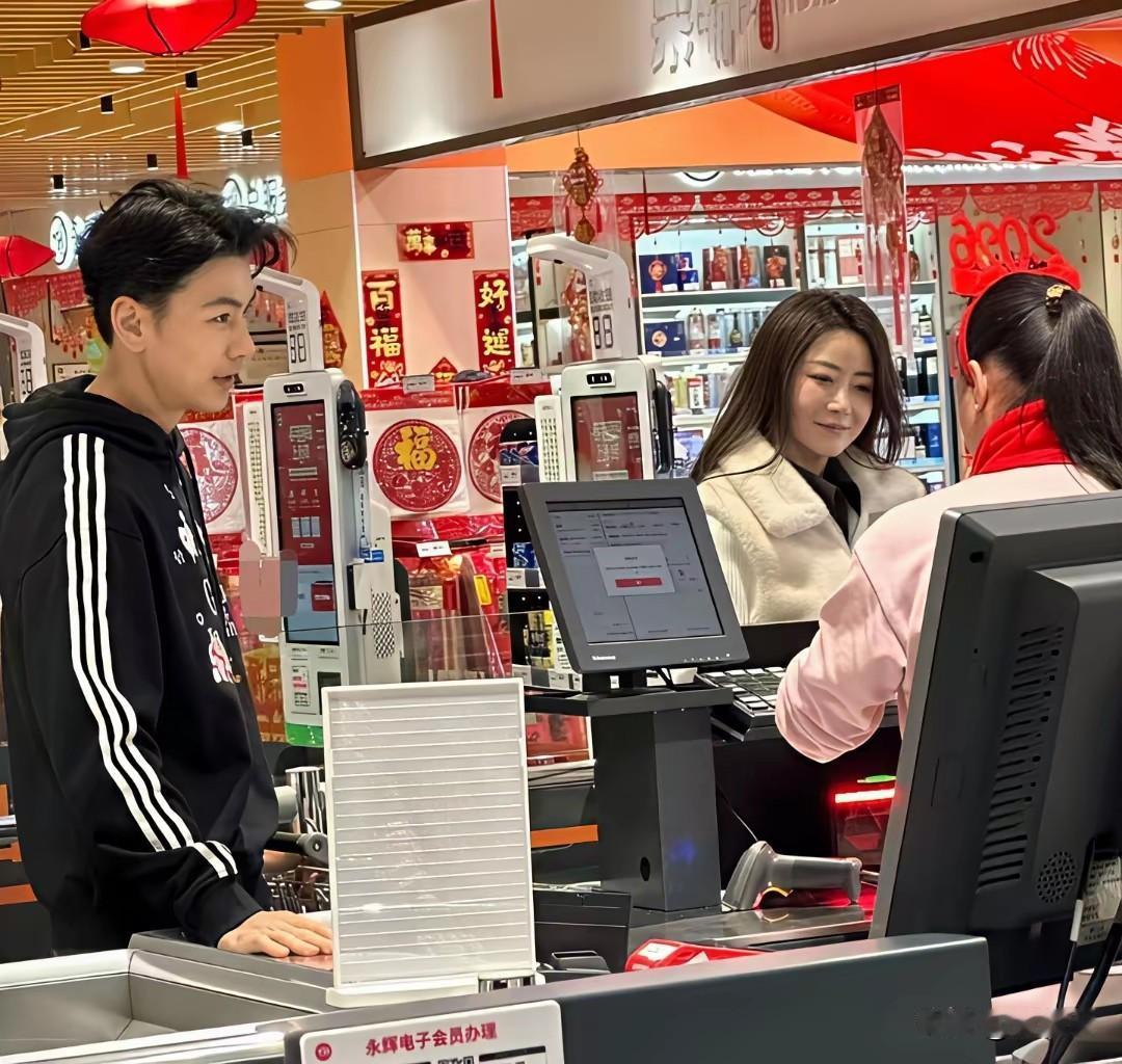 开始买年货了
陈紫函和戴向宇齐齐现身超市购买年货，陈紫函走在前面，戴向宇在后面，