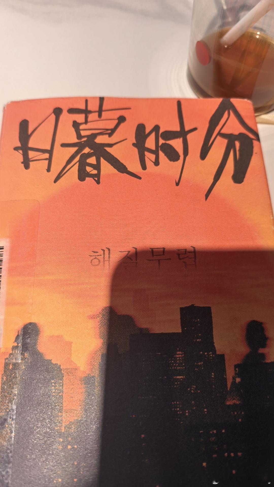 读了这本，好喜欢！ "也许我们会通过教会，通过拥有百货商店的奢侈品获得安慰，归根