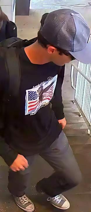 尴尬了！刺杀理查.柯克的嫌疑人泰勒.罗宾逊拒绝认罪，他的父亲和家人正在积极配合警
