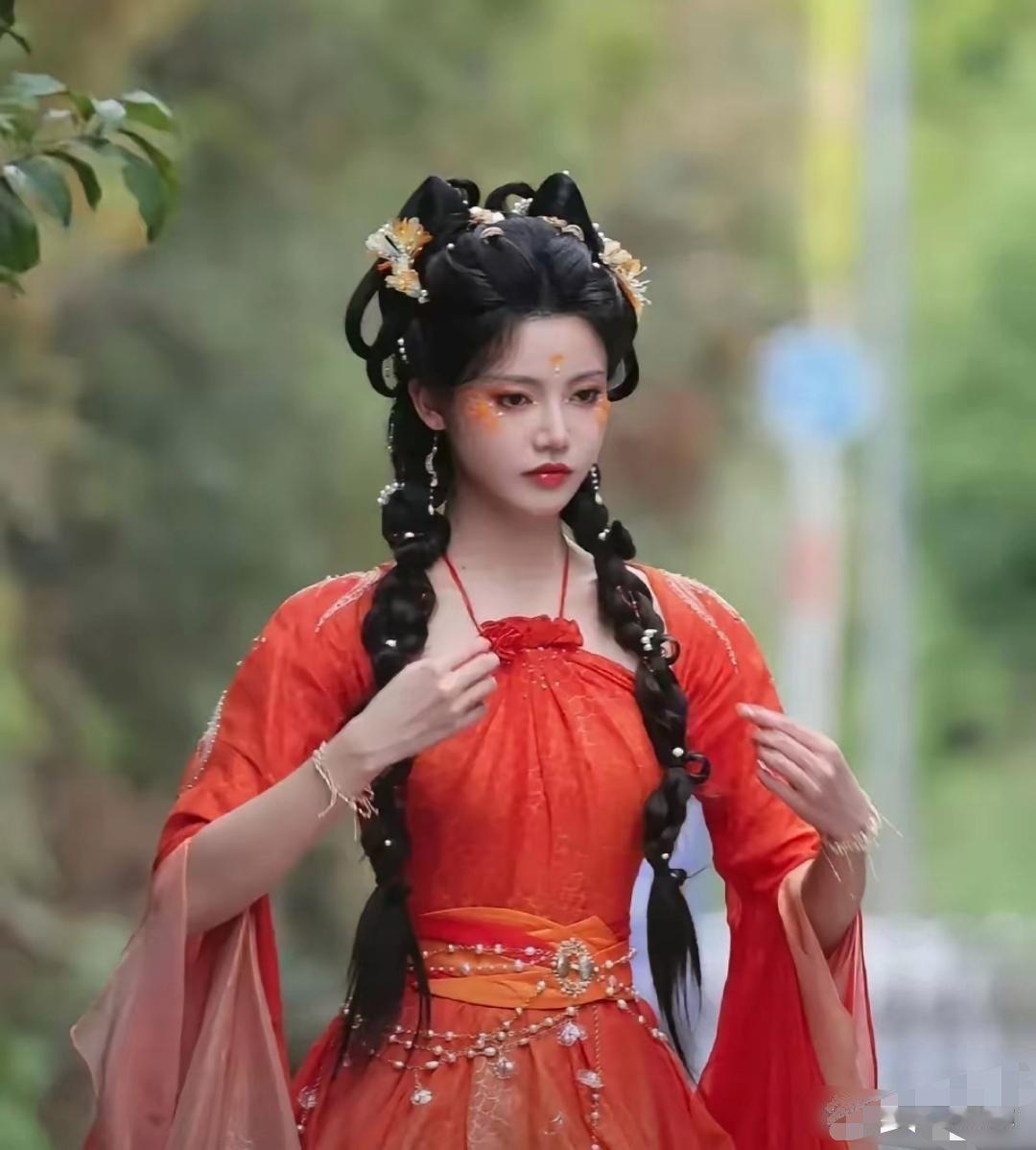 现在古装剧为了吸引观众，连肚兜都能直接穿在外面了 