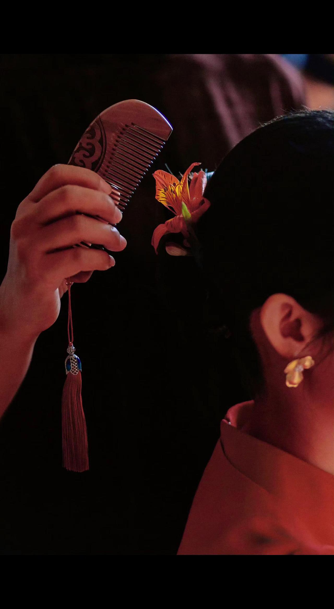 💍木梳划过青丝，像母亲未说出口的牵挂✨。花钿映着泪光，此去是新生也是告别啊。