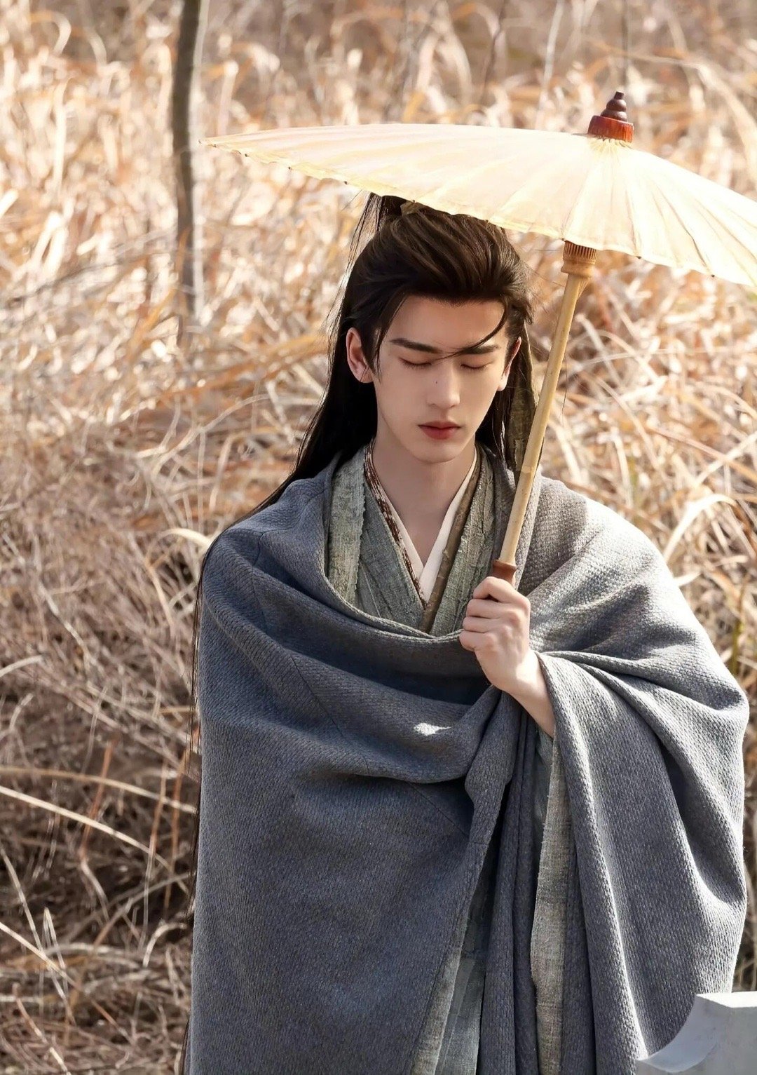 张凌赫古偶男妲己 雪地残血谢征上线，外表弱不禁风，实则手握铁骑掌控全局，张凌赫这