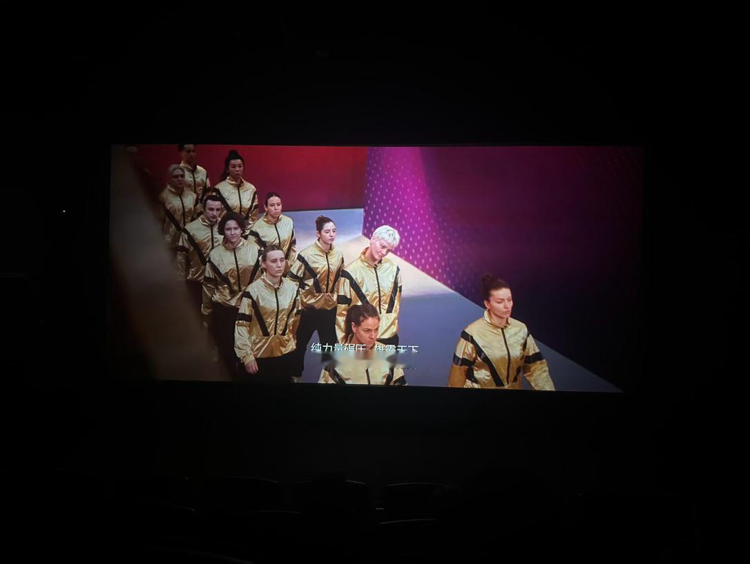 来看功夫女足了，旁边好多小朋友看啊 