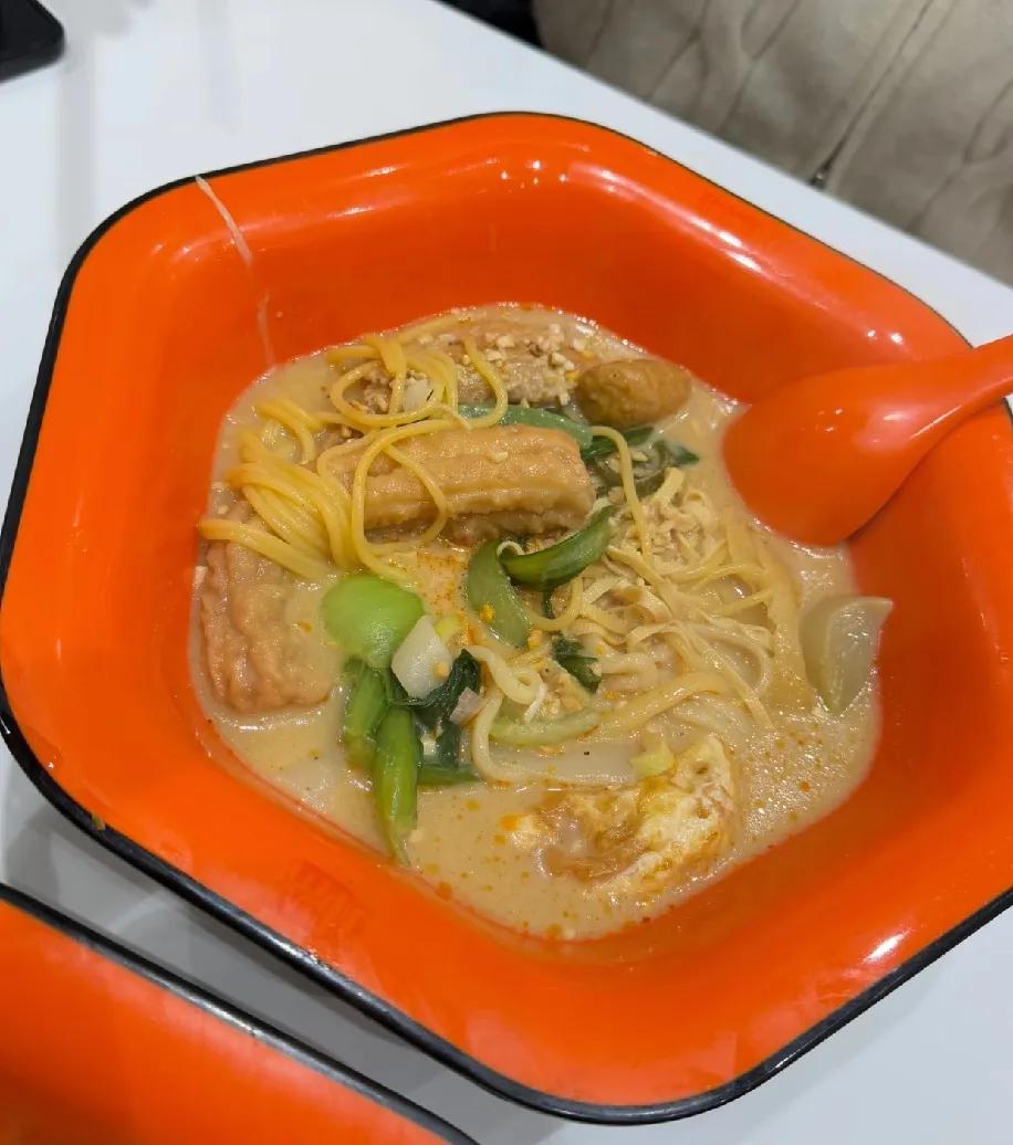 张亮麻辣烫的汤是按滴算钱吗？朋友加了两次汤就这点量，我只敢加一次，碗里汤少得可怜