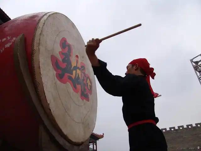 古代打仗，有一类人进不能进、退不能退，不是将军，是专门击鼓的人。

公元前684
