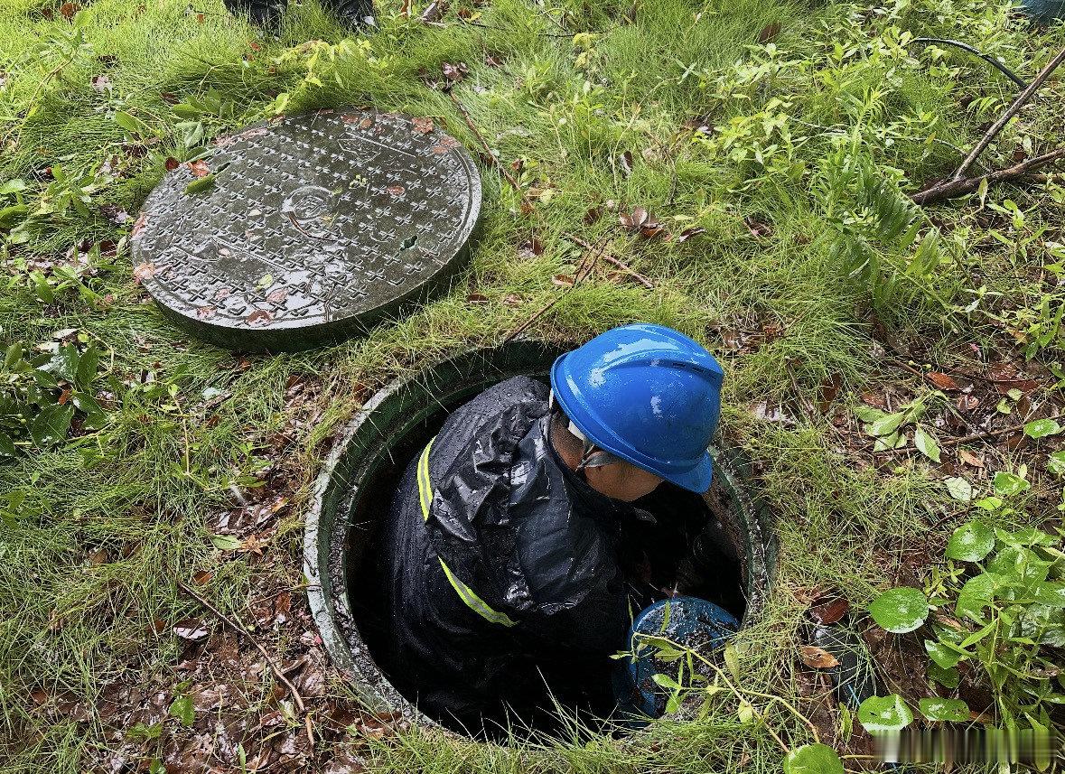 宁波水务人通宵奋战抽排万吨积水 受台风“白海豚”强降雨影响，宁波水务工作人员连夜