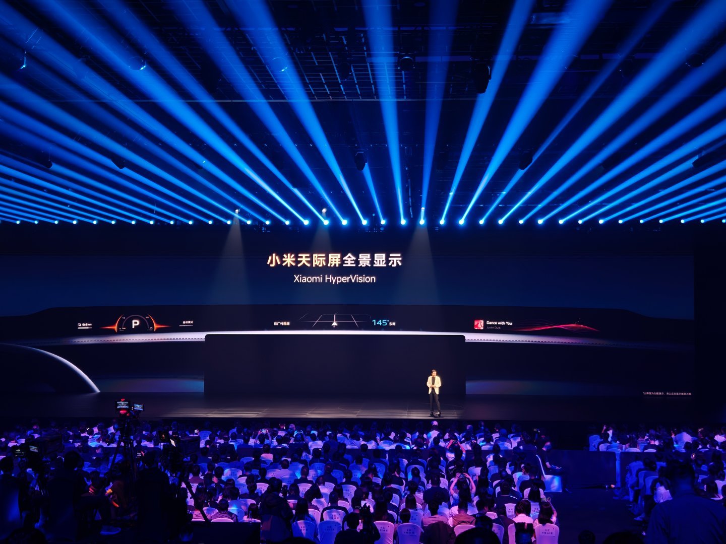 小米yu7﻿ 小米正式公布了YU7上的全景曲面投影技术的技术要点：-三块Mini