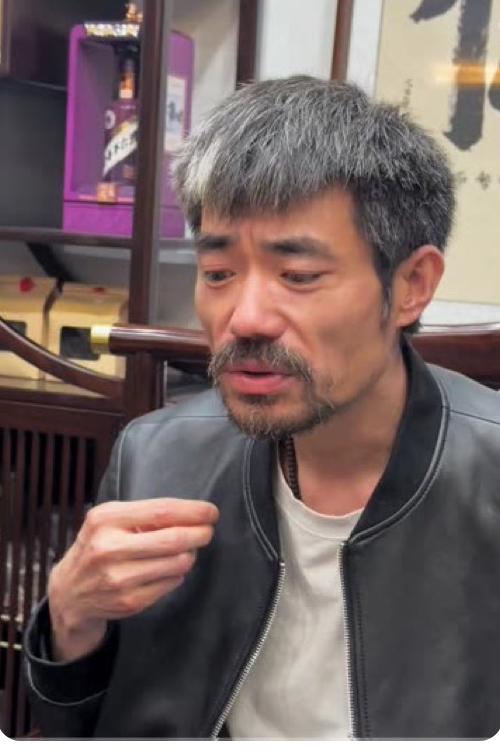 阿四之前一无所有，风餐露宿流浪街头，我女儿那时候十岁，问我十岁生日给我打电话说老