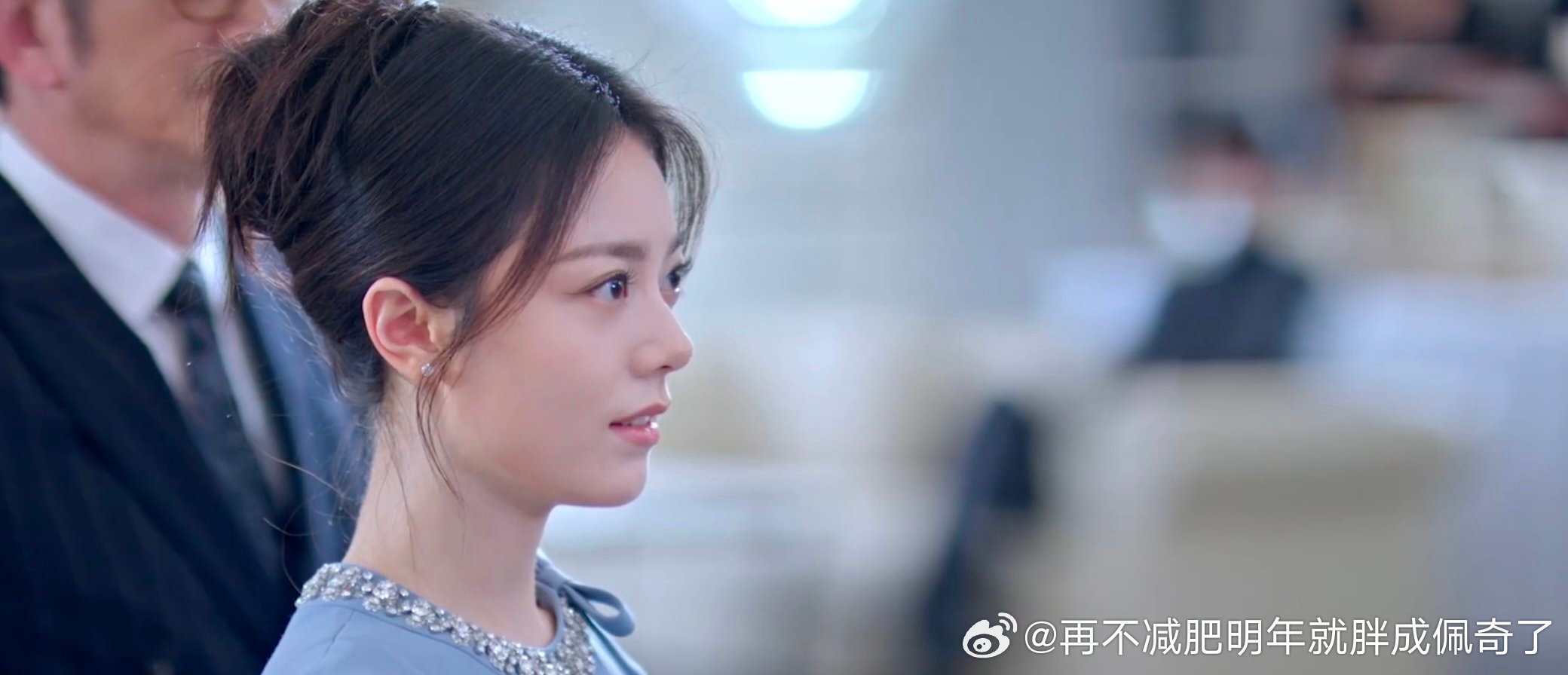 女主好几个发型好奇怪1出来我就觉得跟个倒三角笋子似的 