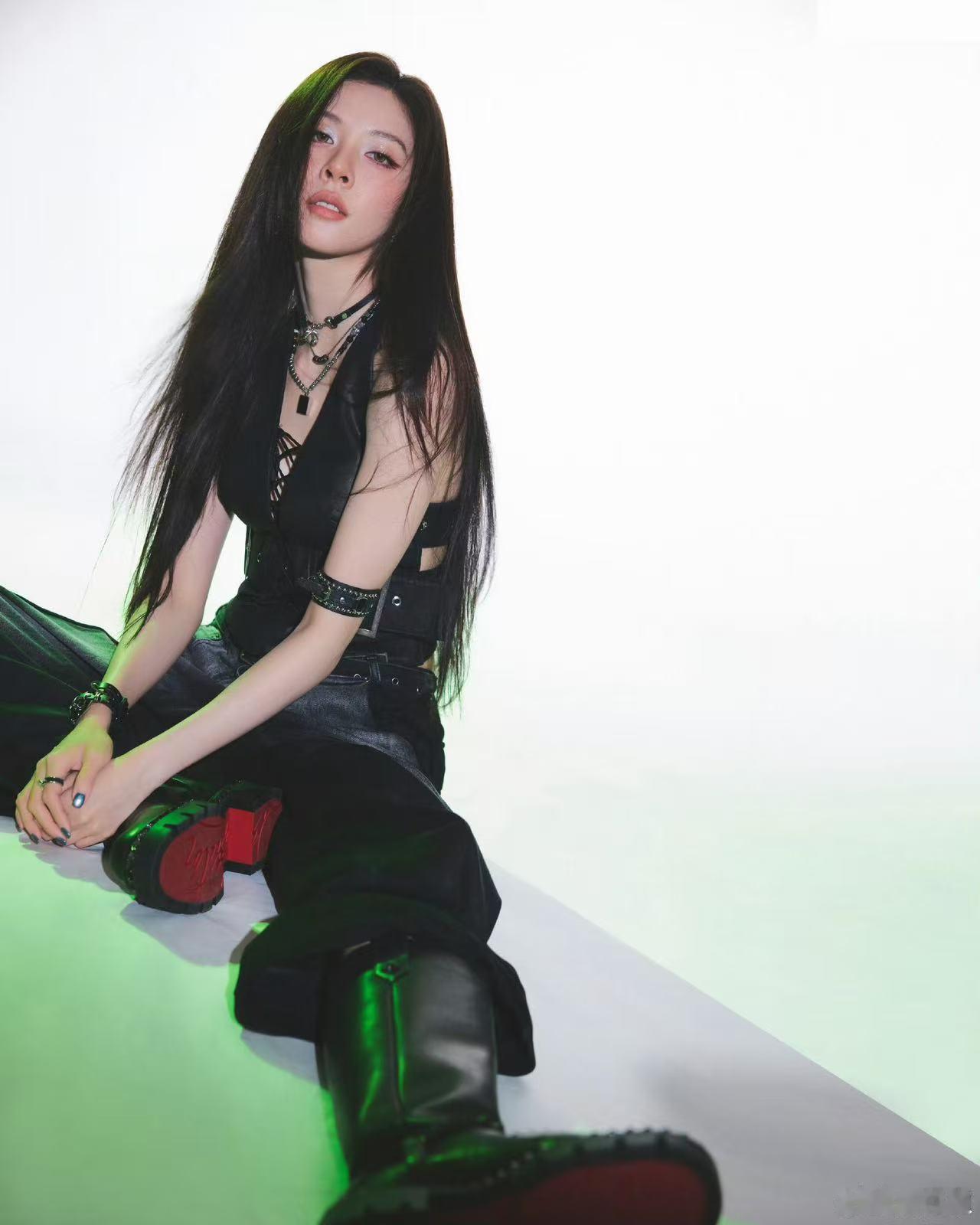 宋妍霏顶级魅魔 看宋妍霏这组拍摄，真的是魅力十足！黑长直发搭配all black